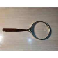 Винтажное увеличительное стекло в  металлической оправе.