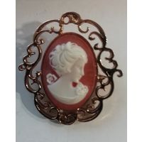 Миниатюрная винтажная брошь Камея. 3,5х3,8 см. Англия. Целлулоид. Металл золотого тона.