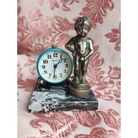 Часы настольные (кабинетные), будильник, механические. Писючий мальчик!