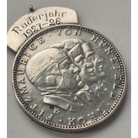 Первому успешному беспосадочному перелету через Атлантику с востока на запад.