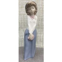 Фарфоровая статуэтка Скромная девушка Lladro Nao 1990 год Испания.  высота 24 см