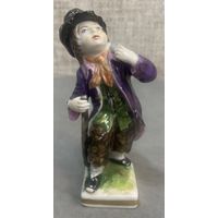 Фарфоровая статуэтка Мальчик-попрошайка из Дрездена от Volkstedt. Германия. 60-e года. Высота 10.5 см. Номера модели мальчик V20785