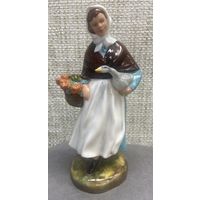Винтажная статуэтка "Деревенская девушка". Фарфор. Royal Doulton, Англия, 1991 год. Высота 20 см