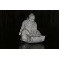 Фарфоровая статуэтка "Мальчик на санках" Артель Керамик