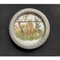 ОХОТА. Коллекционная оловянная тарелка-подставка с фарфоровой вставкой Bavaria Johann Seltmann / Диаметр: 10 см