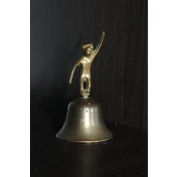 Колокольчик латунный с ручкой в виде обезьянки.