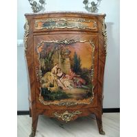 Большой комод с художественной росписью.