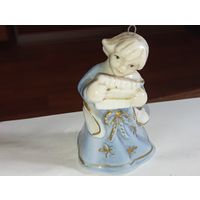 Фарфоровая статуэтка - колокольчик  Девочка с гармошкой . С рубля !