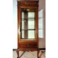 Старинная витрина.