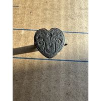 Кольцо старинное с печаткой в форме сердца. С гербом.