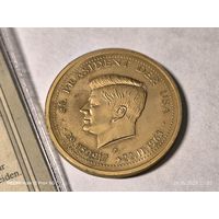 Памятная медаль Кеннеди в Берлине John F. Kennedy