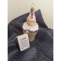 Шампанское в ведре со льдом. Елочная игрушка.