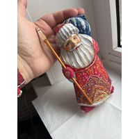 Дед Мороз из дерева, в красном кафтане, с синим мешком, посох достается (высота 15-16 см)