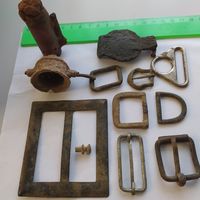 Оригинальные в/вещи старинные; зажигалка, лампадка, пряжки по пмв, латунь...