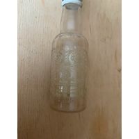 Оригинальная американская бутылочка с массой клейм из оргстекла-моё мнение. Возможно ещё лэнд-лиз.