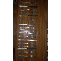 Вилки и ножи.