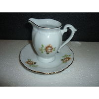 Небольшой Сливочник с блюдцем. Фарфор .Польша
