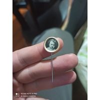 Значок Ленин молодой