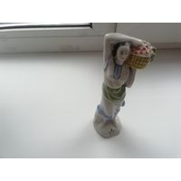 Фарфор девушка с виноградом, бронницы