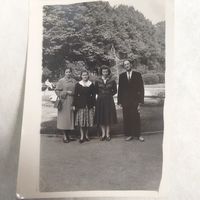 Винтажная фотография. В парке, у фонтана. Ретро СССР. 1960-е.
