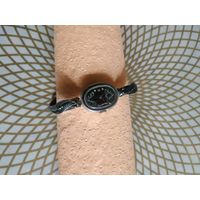 Часы наручные с браслетом ЛУЧ , тикают. Состояние на скане.