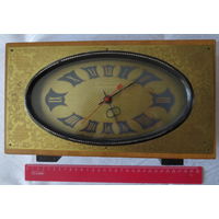 Часы, СССР... "Янтарь". Деревянный корпус. В рабочем и в хорошем состоянии...