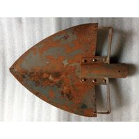 Старая штыковая лопата необычного вида