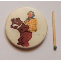 Значок мультфильм "Маша и медведь". СССР