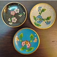 Винтажный набор тарелок клуазоне блюдце латунь эмаль 9.5 см набор из 3х штук . 1950-1980 год