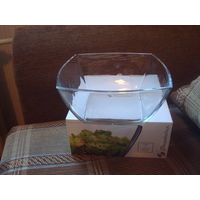 Салатник Pasabahce "Tokio", выполненный из прочного натрий-кальций-силикатного стекла, предназначен для красивой сервировки различных блюд. Салатник сочетает в себе лаконичный дизайн с функциональност