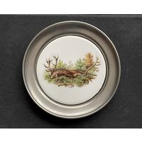 ОХОТА Олень мотив Альпы. Коллекционная тарелка-подставка олово фарфор Schwarzenhammer Porzellan 23 Zinn 92%r / Диаметр: 10.7 см