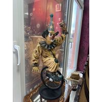Большая фигура клоуна на колесе