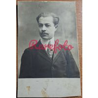 1910-е Открыточный формат джентельмен студийное фото