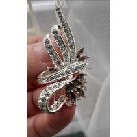 Красивая брошь