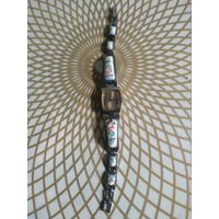 Часы наручные Луч с браслетом,тикают, финифть.  В коллекцию,ремонт,на запчасти.Состояние на скане.