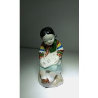 Винтаж: Статуэтка  девочка учится читать. Корея.