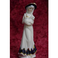 Статуэтка фарфоровая  14 см   ( целая )
