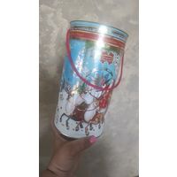 Упаковка новогодняя туба. Высота 22,5 см, диаметр 12,5 см. Б/у, в хорошем состоянии.