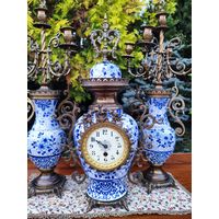 Антикварный Каминный Гарнитур в Дельфтском стиле с Часами и Канделябрами, Франция 19 век, клеймо.