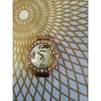 Часы наручные YISHI ,   тикают. Состояние на скане.