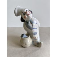 СТАТУЭТКА ФАРФОРОВАЯ "ПРИЯТНОГО АППЕТИТА. ПОВАР И КОТ".  12*7*9,5 СМ. ПОЛОННОЕ. КРАСНОЕ КЛЕЙМО - 1 СОРТ.СМ.ФОТО И ОПИСАНИЕ.