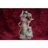 Статуэтка фарфоровая  14 см