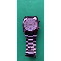 Бинарные, наручные часы, с металлическим браслетом.