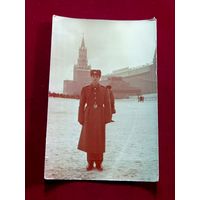 Фото солдат Советской Армии рядом с Кремлём