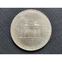 10 марок 200 лет Бранденбургским Воротам A ФРГ Серебро 15,5 грамма 625 пробы! Остатки штемпельного блеска! ВОЗМОЖЕН ОБМЕН!