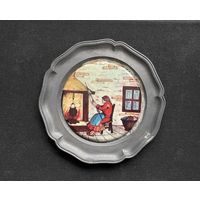 Прядильщица шерсти у камина / Винтаж коллекционная тарелка-подставка из олова с вставкой из глазурованной керамики / Клеймо "Ангел с трубой". Диаметр: 10 см