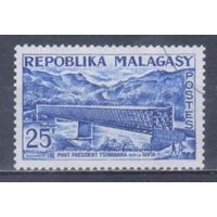 [652] Мадагаскар 1962. Архитектура.Мост. Гашеная марка.