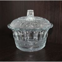 Стеклянная, рельефная сахарница с крышкой.