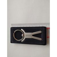 Металлический брелок для ключей, длина 9,6 см.