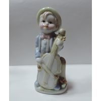 Статуэтка фарфоровая "Музыкант" 80-е годы Европа. Высота 14 см.